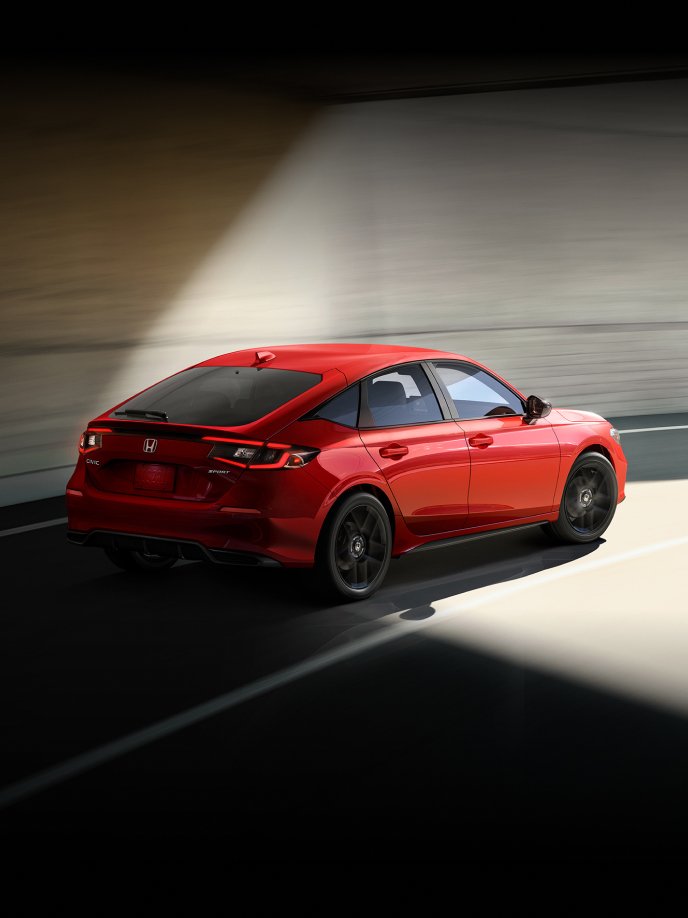 Honda Civic Hatchback Sport 2025 en Rallye Red saliendo de un túnel