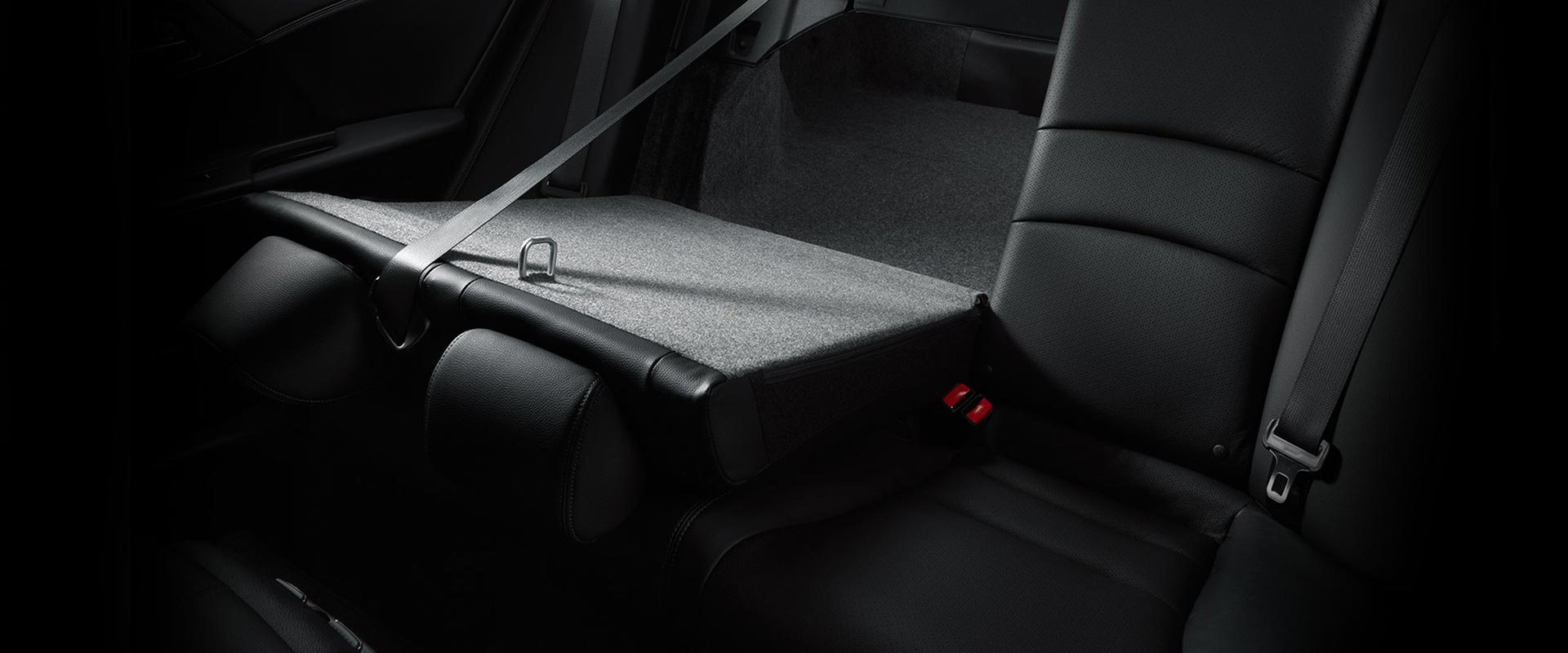 Folding down the rear seatback Folding down the rear seatback
